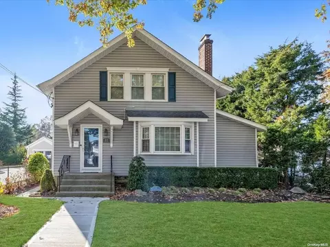 22 Lenox Ave, Lynbrook, NY 11563