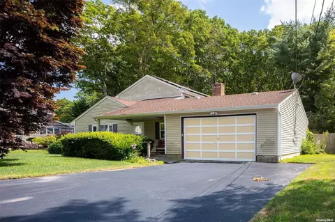 20 Stratler Dr, Shirley, NY 11967