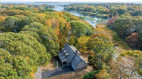 380 Luptons Point Rd, Mattituck, NY 11952