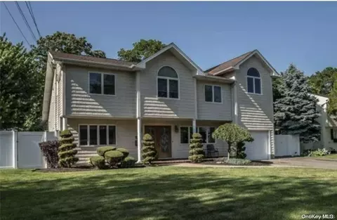 435 Spruce Ave, West Islip, NY 11795