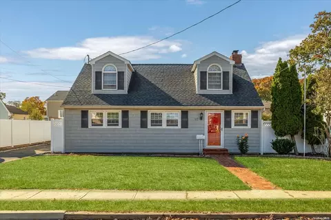97 N Emerson Ave, Copiague, NY 11726