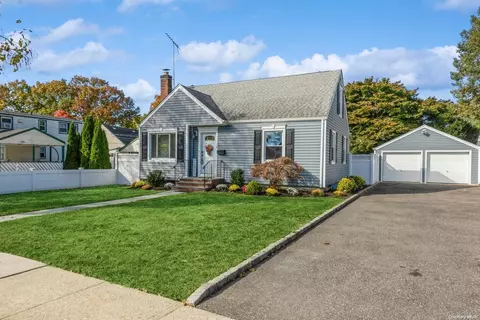 15 Buckeye Rd, Glen Cove, NY 11542