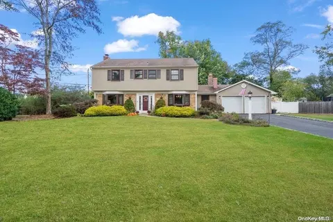 3 Harmon Ct, Stony Brook, NY 11790