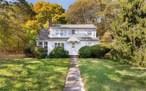 188 Lynn Ave, Hampton Bays, NY 11946