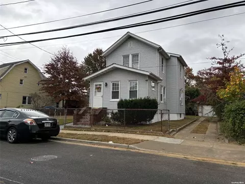 31 Lehrer Ave, Elmont, NY 11003