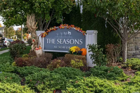 69 Spring Dr #69, Seaford, NY 11783