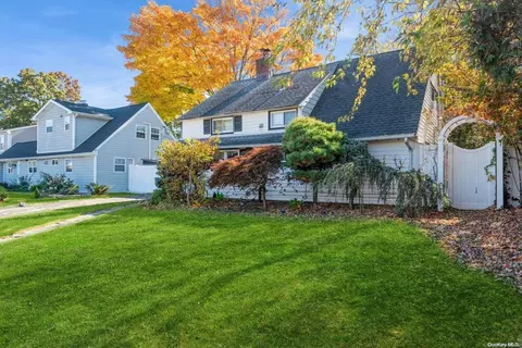 80 S Cabot Ln, North Hempstead, NY 11590