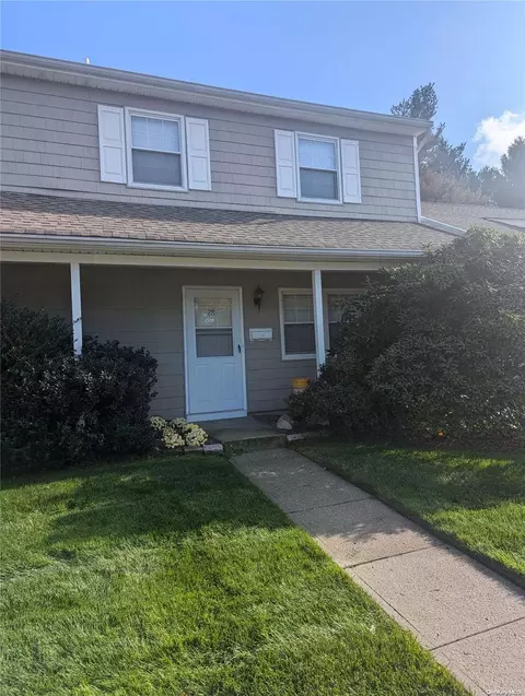 28 Meadow Ct #28, Huntington Station, NY 11746