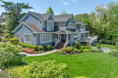 9 Beach Dr, Huntington, NY 11743