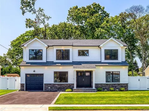 9 Venus Rd, Syosset, NY 11791