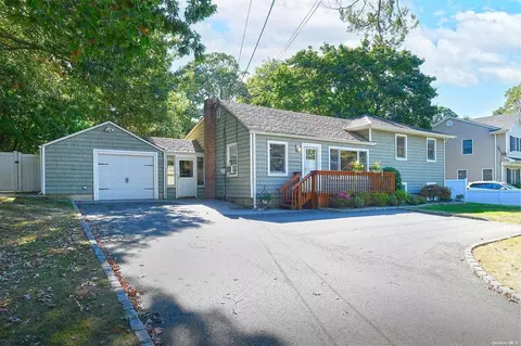 236 Larch Ln, Smithtown, NY 11787