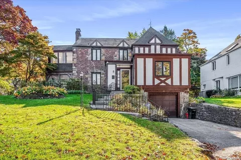 38 Old Pond Rd, North Hempstead, NY 11023