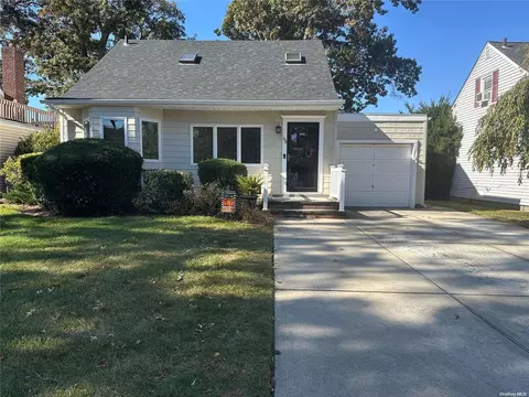 68 Edgeworth St, Valley Stream, NY 11581