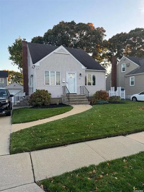 29 Croydon Dr, Bellmore, NY 11710