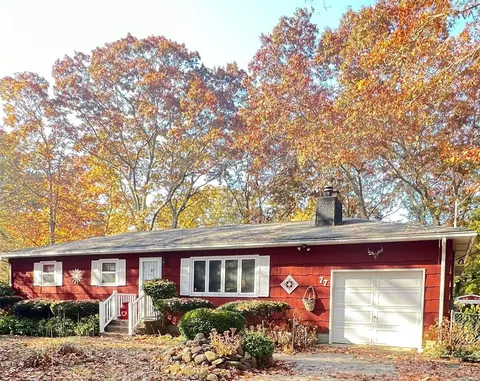77 Wildwood Dr, Calverton, NY 11933