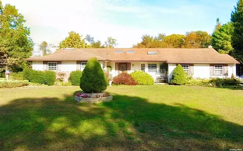 25 Northgate Dr, Syosset, NY 11791