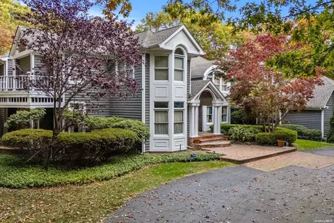 10 E Gate Ln, Setauket, NY 11733