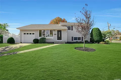 70 Ocean Ave, Massapequa, NY 11758