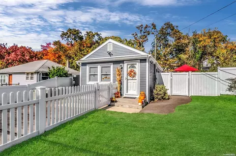 9 Bertha St, Patchogue, NY 11772