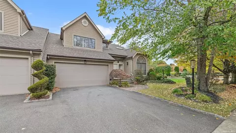 7 Julia Cir, Dix Hills, NY 11746