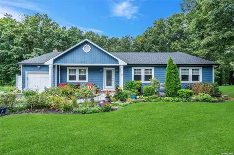 11 Stonehurst Ln, Dix Hills, NY 11746