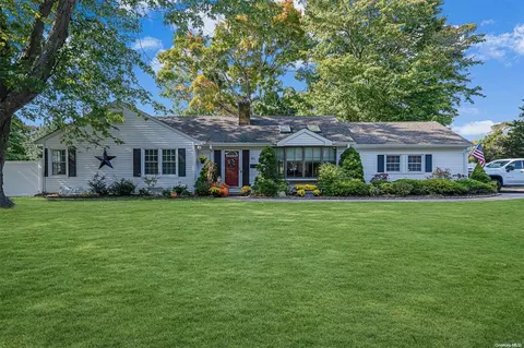 60 Mills Pond Rd, Saint James, NY 11780