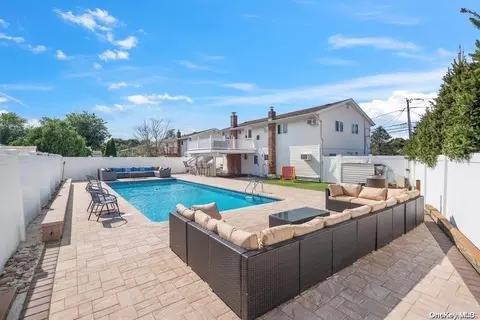 369 Idaho St, Lindenhurst, NY 11757