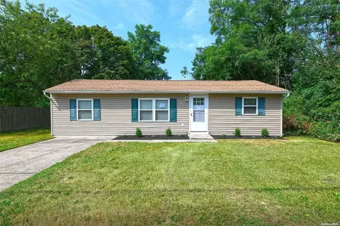 556 Scherger Ave, Brookhaven, NY 11772