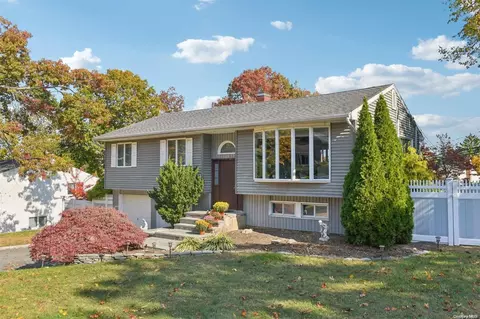21 Greenwich Rd, Smithtown, NY 11787