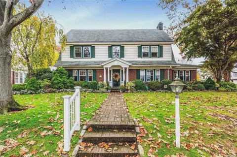 163 Brixton Rd, Garden City, NY 11530
