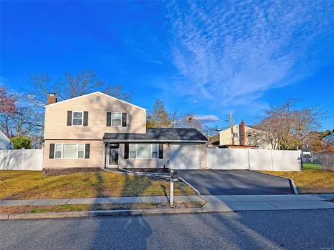 3 Plaza Ln, Selden, NY 11784