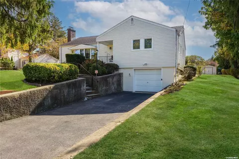 4 Clinton St, Glen Cove, NY 11542