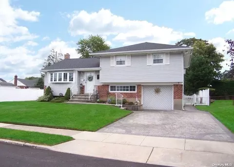 25 Alma Ln, Plainview, NY 11803