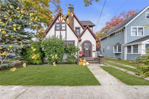 25 Lester Ave, Lynbrook, NY 11563