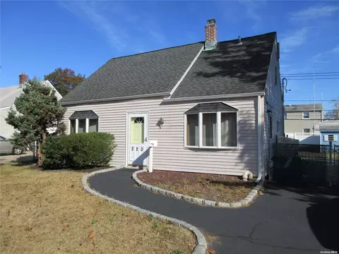 220 N Bellmore Rd, Levittown, NY 11756