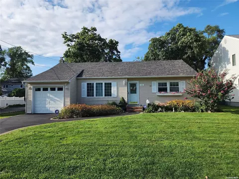 305 George St, West Islip, NY 11795