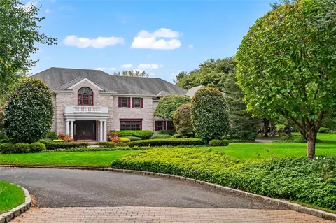 19 Ridge Ct, Glen Head, NY 11545