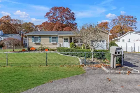 346 Whittier Dr, Mastic Beach, NY 11951