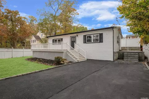 87 Lorring St, Patchogue, NY 11772