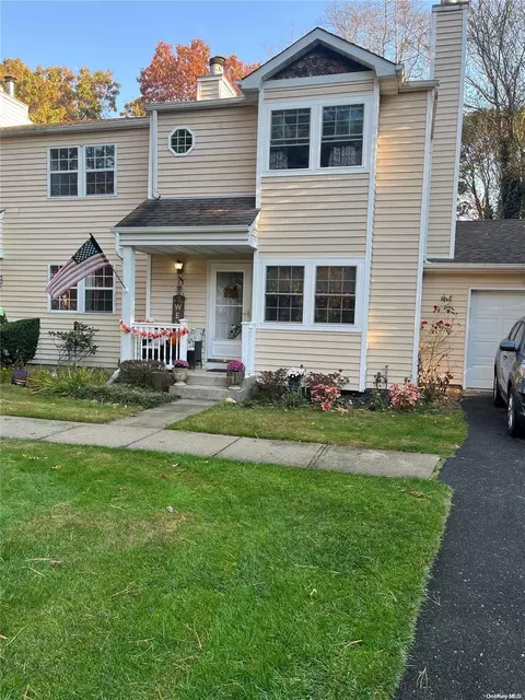 13 Stone Cmns #13, Yaphank, NY 11980