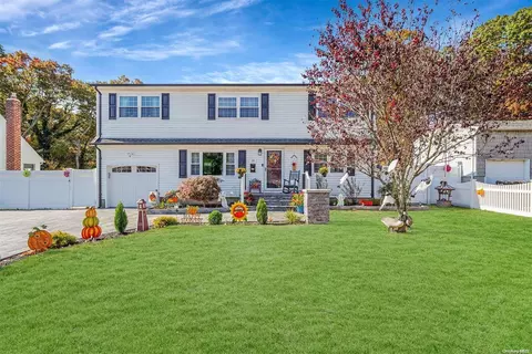 20 Center St, Lake Ronkonkoma, NY 11779