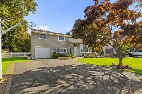 35 Phipps Ln, Plainview, NY 11803