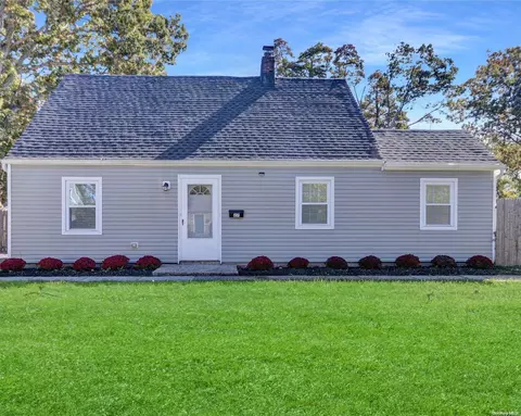 27 E Halley Ln, Central Islip, NY 11722