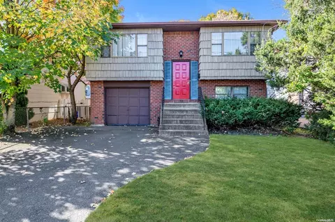 14 Cross St, North Hempstead, NY 11050