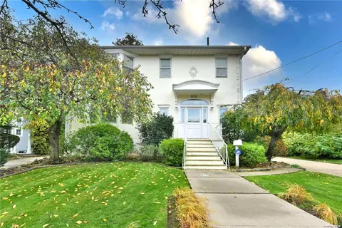 222 Hollywood Ave, Douglaston, NY 11363