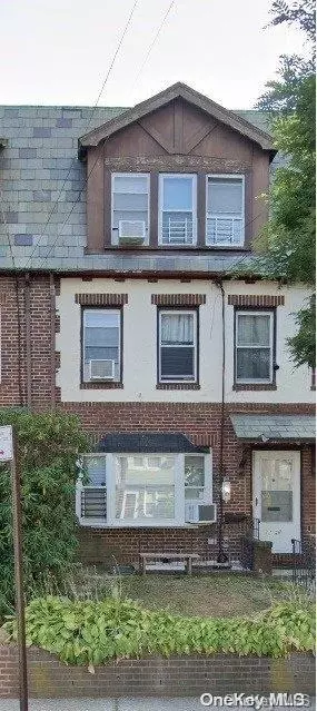 72-46 Manse St, New York, NY 11375