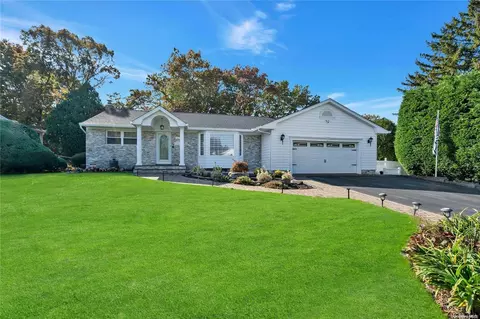 10 Somers Ln, Commack, NY 11725