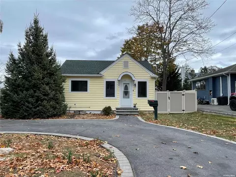 33 Princeton Ave, Smithtown, NY 11787