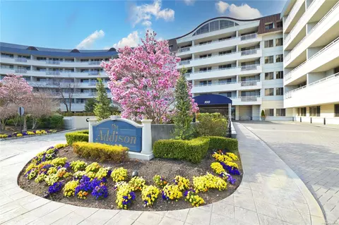100 Harbor View Dr SW #235, North Hempstead, NY 11050