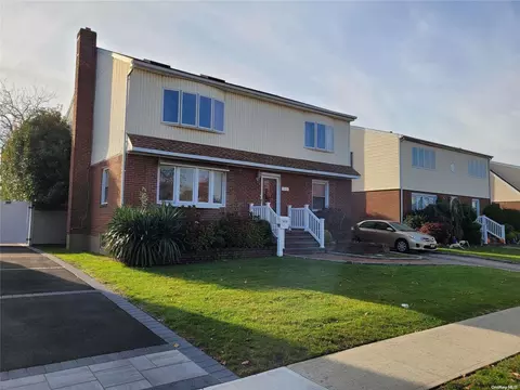 1059 Oaks Dr, Franklin Square, NY 11010